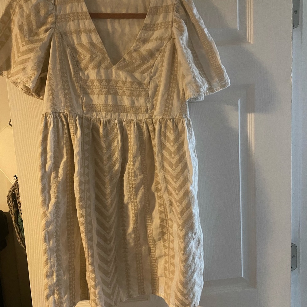 Old Navy Cream Casual Top with V-Neck Label